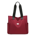 Minimalistische dunkelrote Nylon-Einkaufstasche mit viel Platz und schwarzen Griffen - Rot