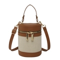 Cilindrische schoudertas van canvas en bruin leer met goudkleurige metalen accenten luxe - Bruin