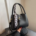 Schwarze Bucket-Bag aus Leder mit geometrischem Seidentuch und goldenen Metallteilen - Schwarz