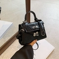 Mini sac à main plissé noir brillant avec boucle en métal argenté et poignée chic - Noir