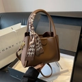 Dunkelbraune Eimer-Tasche aus Leder mit Litschimuster und kariertem Seidenschal - Dunkelbraun