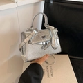 Sac à bandoulière en cuir argenté métallisé avec texture froissée et poignée rigide - Argenté
