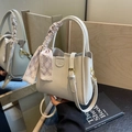 Elegante borsa a secchiello beige in pelle con manico foulard e finiture dorate - Bianco