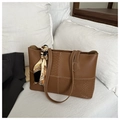 Dettaglio della borsa tote marrone con trama in pelle mista e accessorio foulard in seta - Cuoio