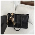 Dettaglio della borsa shopper nera con trama a coccodrillo e foulard decorativo in seta - Nero