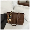 Dettaglio della borsa tote marrone caffè con pelle a motivo serpente e foulard in seta sul manico - Marrone Scuro