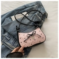 Bolso de hombro rosa y negro con diseño de lazos y colgante de corazón en denim - Rosa