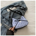 Gestreifte Handtasche mit Herzstickerei und Schleifendetail auf Denim-Hintergrund - Himmelblau