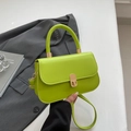 Borsa a sella verde lime in pelle con manico rotondo e chiusura dorata elegante - Verde