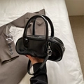 Borsa Boston minimalista in pelle verniciata nera stropicciata con dettagli argento - Nero