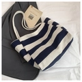 Dettaglio della borsa tote in tela a righe blu e bianche con manici in corda di cotone - Blu