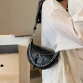 Sac demi-lune chic en cuir froissé noir avec chaîne argentée et doubles anneaux - Noir