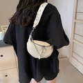 Sac bandoulière demi-lune blanc crème rétro avec chaîne argentée et matelassage - Blanc Cassé