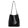 Secchiello nero alla moda in pelle lucida stropicciata con sottile tracolla - Nero