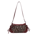 Luipaardprint onderarmtas met bordeauxrode bies en zilveren decoratieve studs - Luipaard Rood