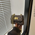 Mini borsa a tracolla marrone con catena dorata e motivo monogramma lettera M - Marrone