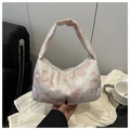 Détails de la broderie de papillons roses et fils d'argent sur le sac à main blanc - Rose