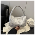 Vue détaillée de la broderie papillon argentée et texture soie sur le sac à épaule - Argent