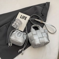 Sac seau tissé argenté avec pochette à cordon assortie dans un ensemble style de vie - Argent