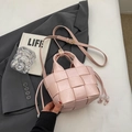 Sac seau tressé rose clair en cuir avec poignée et bandoulière réglable - Rose