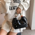 Bolso saco plisado negro con asa de cuentas de colores y cierre de cordón - Negro