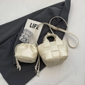 Sac seau tissé beige chic avec pochette à cordon assortie sur un blazer gris foncé - Blanc Cassé