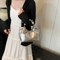 Bolso saco plateado metalizado con asa de cuentas coloridas y detalle de cierre con cordón - Plateado