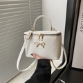 Sac bandoulière blanc carré avec nœud doré et fermeture à glissière double - Blanc