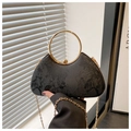 Dettaglio borsa da sera in jacquard nero con manico ad anello dorato e catenella - Nero