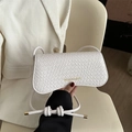 Petit sac carré blanc en cuir tressé avec lettres dorées et bandoulière fine - Blanc