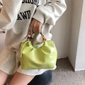 Bolso verde lima con efecto de cocodrilo y asa de cuentas de colores vibrantes - Verde