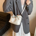 Bolso nube plisado blanco con asa de cuentas coloridas y correa de cuero cruzada - Blanco