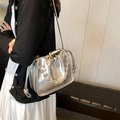 Silberne Metallic-Beuteltasche mit Perlengriff und Leder-Schultergurt für Damen - Silber