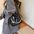 Schicke schwarze Lackleder-Beuteltasche mit silberner Perlenkette und Kordelzug - Schwarz
