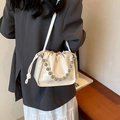 Schicke cremeweiße Beuteltasche mit Tunnelzug, Perlenkette und Crossbody-Riemen - Gebrochenes Weiß