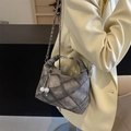 Graue Tasche mit Denim-Textur, Rautensteppung und silbernem Kettenriemen - Schwarz