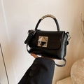 Bolso bandolera negro brillante con asa de perlas y hebilla de tachuela plateada - Negro