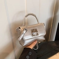 Bolso bandolera plata metalizado con gran cierre cónico y detalle de asa con bolas - Plateado