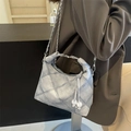 Gesteppte Umhängetasche in Denim-Optik mit Silberkette und Perlenanhängern für Damen - Blau