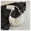 Detalle del bolso de media luna trenzado con hebilla de metal dorado y asa de cuerda anudada - Blanco