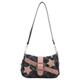 Borsa a spalla Y2K in denim con stelle rosa e fibbie in metallo su sfondo bianco - Stella Blu Scuro