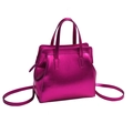 Minimalistische metallisch-rosa Tasche aus Kunstleder mit zwei Griffen und Schultergurt - Rosarot