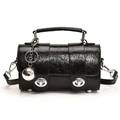 Sac Boston noir en cuir verni craquelé avec breloque sphère argentée et fermoirs métal - Avec Pendentif / Noir