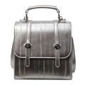 Metallisch silberner Rucksack mit vertikalen Texturlinien und elegantem Tragegriff - Silber