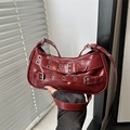 Sac bandoulière punk rouge foncé avec sangles à boucles argentées et œillets en métal - Rouge