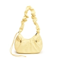 Borsa a spalla plissettata giallo chiaro con coulisse e design a forma di luna - Caramello Pallido