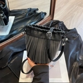 Schwarze Bucket-Bag aus Litschi-Leder mit silbernen Kettenfransen und Trageriemen - Schwarz