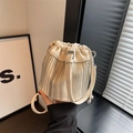 Cremeweiße Beuteltasche mit silbernen Kettenfransen und praktischem Kordelzug - Weiß