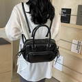 Zaino da donna in pelle PU nera lucida con dettagli in cerniera argentata - Nero