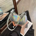 Borsa a mezzaluna argento iridescente con catena a stella e pendente di perla chic - Argento Metallico